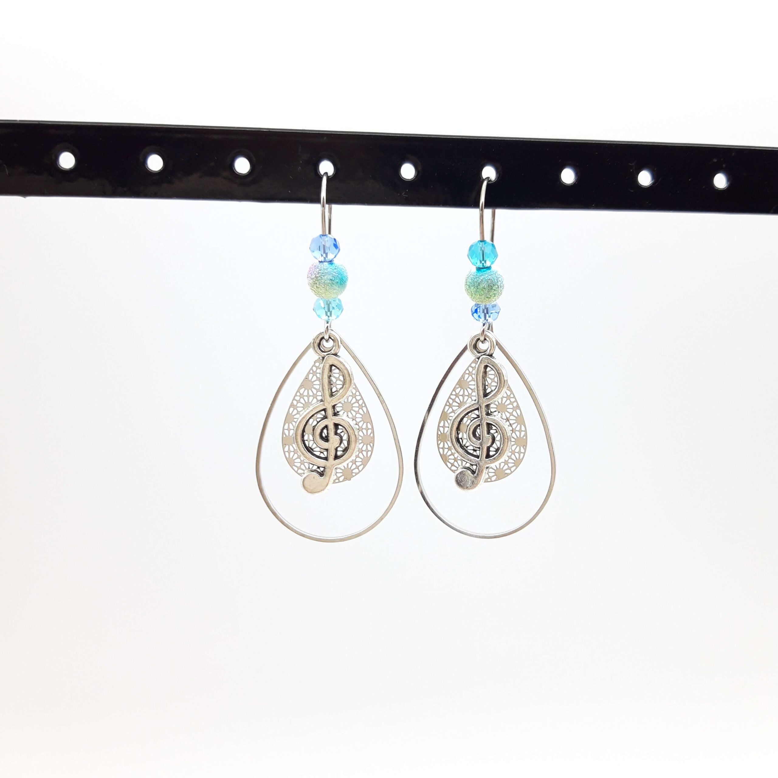 Boucles Oreilles Geometriques Breloques Fantaisie Perles Argentees Goutte Et Cle De Sol Boucles Oreilles Geometriques Breloques Fantaisie Perles Argentees Goutte Et Cle De Sol