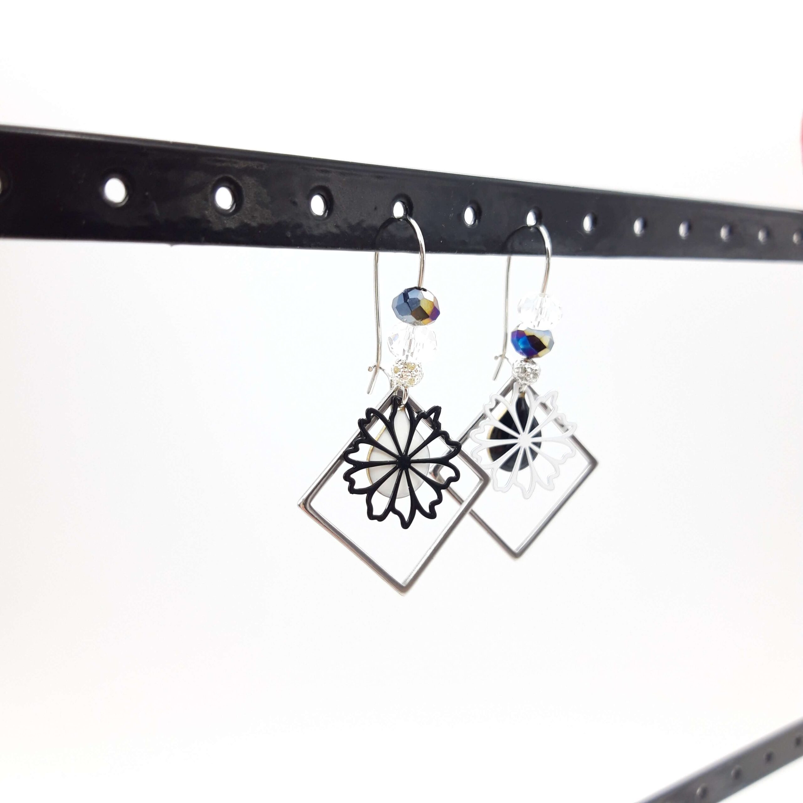 Boucles Oreilles Geometriques Breloques Perles Fantaisie Argentees Carre Et Fleurs En Declinaison Noire Et Blanche Boucles Oreilles Geometriques Breloques Perles Fantaisie Argentees Carre Et Fleurs En Declinaison Noire Et Blanche