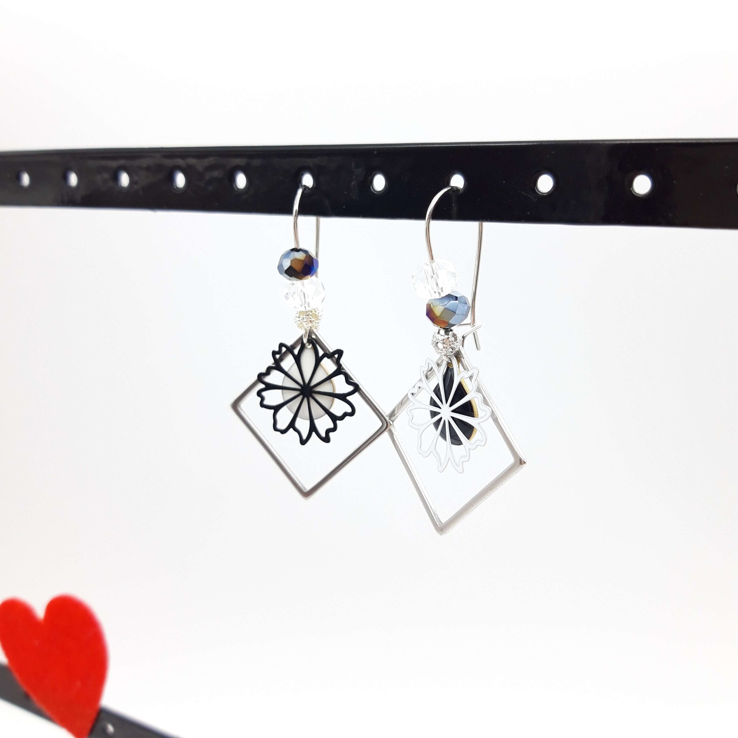 Boucles Oreilles Geometriques Breloques Perles Fantaisie Argentees Carre Et Fleurs En Declinaison Noire Et Blanche2 Boucles Oreilles Geometriques Breloques Perles Fantaisie Argentees Carre Et Fleurs En Declinaison Noire Et Blanche2