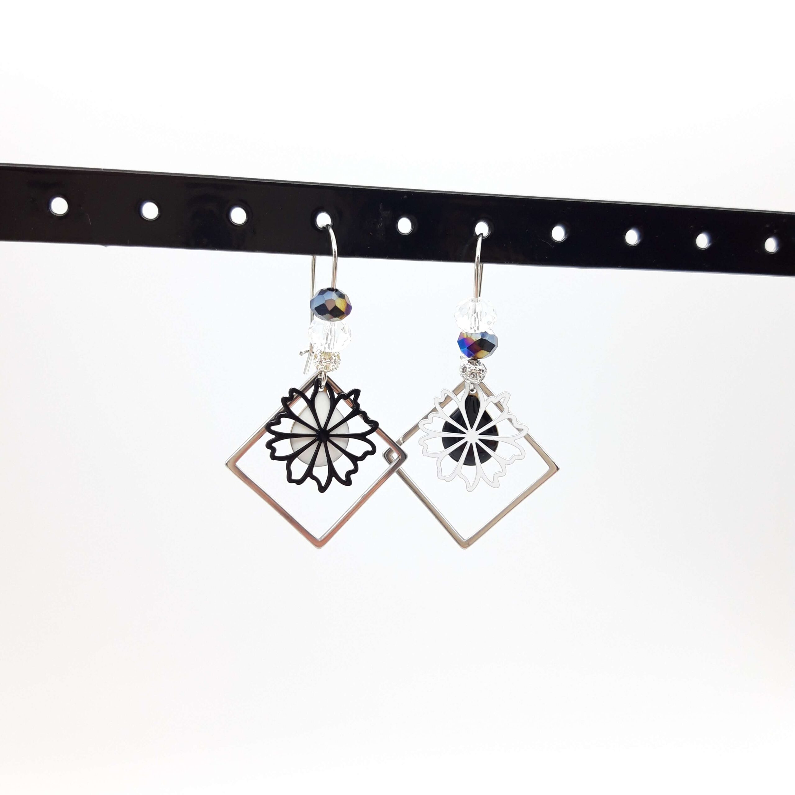 Boucles Oreilles Geometriques Breloques Perles Fantaisie Argentees Carre Et Fleurs En Declinaison Noire Et Blanche3 Boucles Oreilles Geometriques Breloques Perles Fantaisie Argentees Carre Et Fleurs En Declinaison Noire Et Blanche3