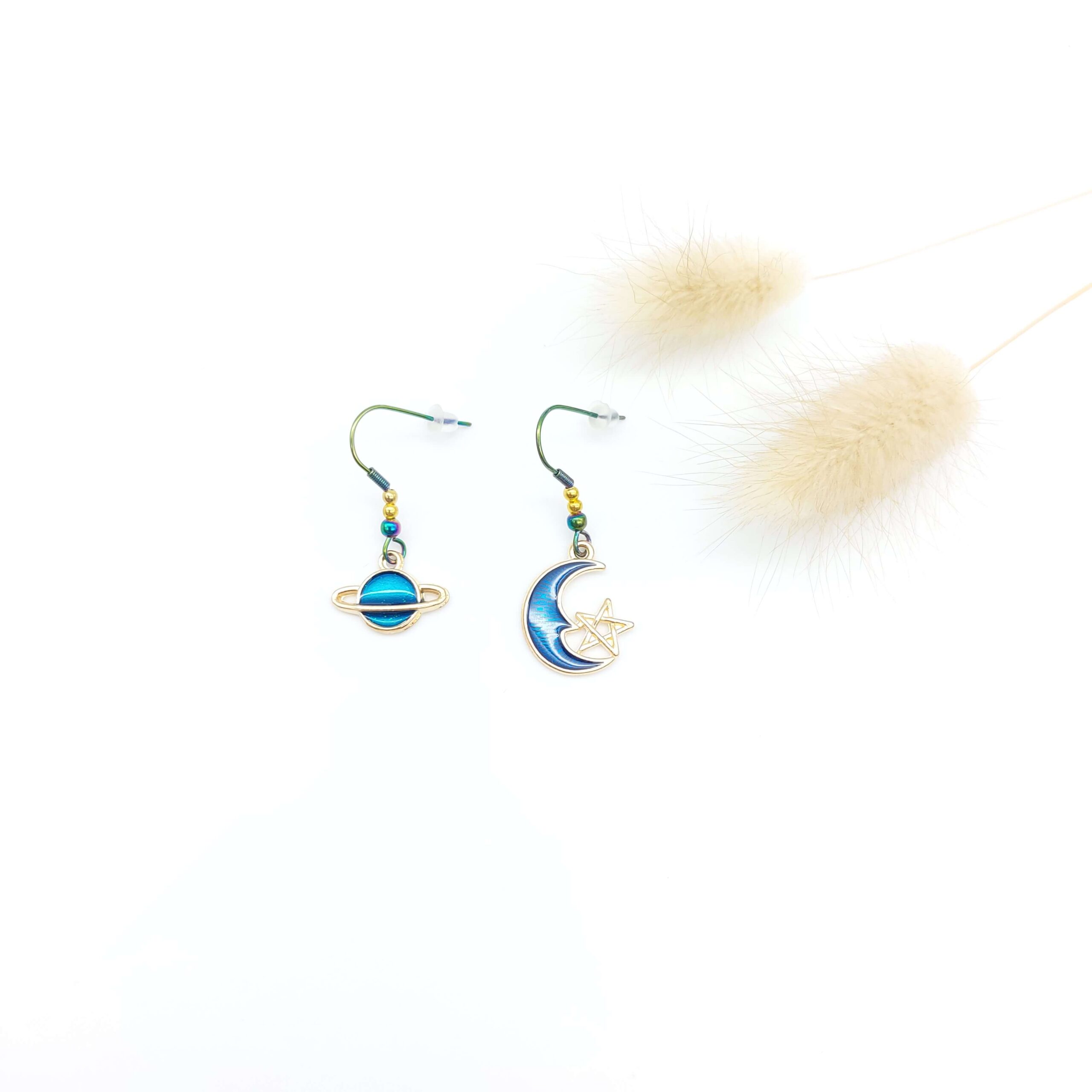 Boucles Oreilles Pendantes Breloques Asymetriques Dorees Bleu Planete Et Lune Etoile Boucles Oreilles Pendantes Breloques Asymetriques Dorees Bleu Planete Et Lune Etoile